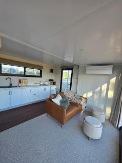 Modern studio overlooking Alexandra, Central Otago - 7