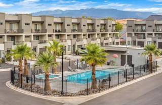 Spacious 5BR Resort Waterpark Access Sleeps 16 - 9