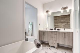 Upscale 4 Bed in Marda Loop - The Anna - 4