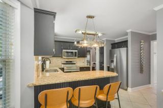 Large Beautiful Home sleeps 16+ - 6