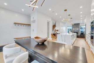 Luxury, King Beds, Air Conditioning and Parking - 7