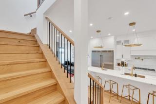 Luxury, King Beds, Air Conditioning and Parking - 5