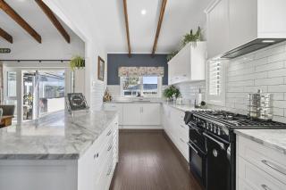 Fishermans Cottage - Waikanae Beach - 5