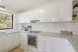 9-12 Weatherly Cl - Air Con, Secure parking close to the water - 2