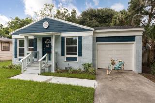 Charming Downtown Cottage home - 9