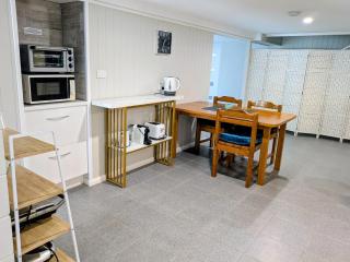 Cozy Private Bedroom & Ensuite - City & Strand Beach Location - 2