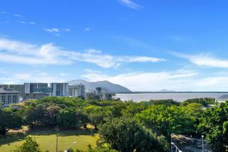 Cairns Coastal Charmer - Your Waterfront Sanctuary - 1