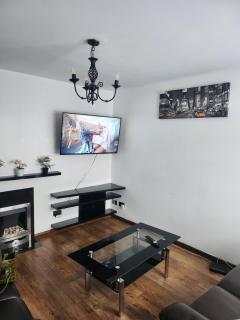 Modern 3 Bed Free Parking 10 mins walk to station - 0