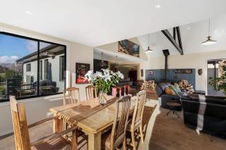 Travellers Retreat Live The Dream - 1