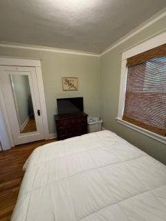 Brick Bungalow 1 block to I80 charmingly renovated - 7