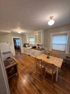Brick Bungalow 1 block to I80 charmingly renovated - 2