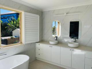 Spacious Family Retreat with Pool in Carindale - 6