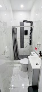 Newly Renovated 2B 2BA apt! mins to PATH & NY! - 5