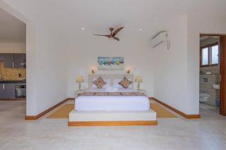 Rhion Guest House, Romantic Getaway near Beach - 5