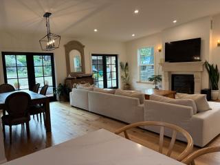 Charming Victoria Character Home-Pet Friendly - 9