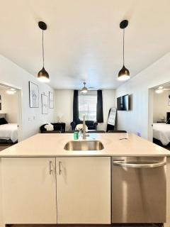 New Downtown Luxury Stay - Free Parking , Fast Wi-Fi , Pool & Gym ! - 0