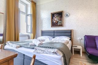 Bright 2BR Apartment Garden & Modern Touches - 4