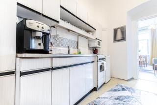 Bright 2BR Apartment Garden & Modern Touches - 7