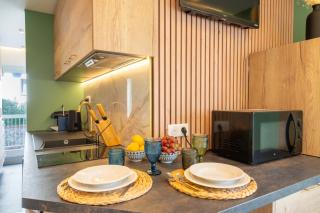 1-Br Apartment Quiet Setting Near City Center - 5