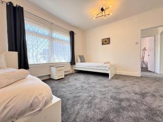 NEAR AIRPORT Fully Detached Home with 2 Off-Street Parking Spaces - Sunbury Common - 3