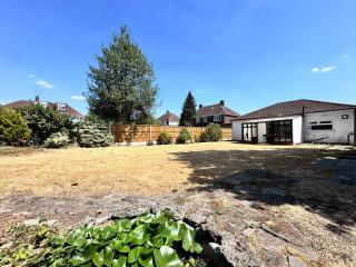 NEAR AIRPORT Fully Detached Home with 2 Off-Street Parking Spaces - 5