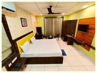 Hotel Pearl Royal # Crown Puri Near Jagannath Temple & Puri Beach # Fully Air Conditioning #Restaurant -Free Wi-Fi # Parking -Top Rated Hotel In Puri - Puri - 1
