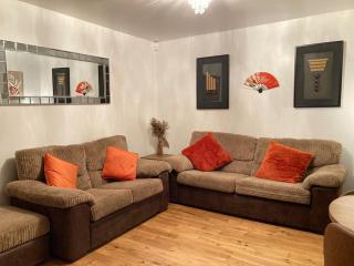 2-Bedroom Ground-Floor Apartment with Free Parking - 2