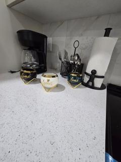 Cozy Modern Spacious 2 Bedroom and full kitchen SW Calgary - 9