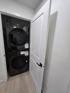 Cozy Modern Spacious 2 Bedroom and full kitchen SW Calgary - 5