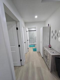 Cozy Modern Spacious 2 Bedroom and full kitchen in Southwest Calgary - 3