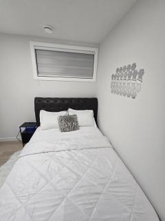 Cozy Modern Spacious 2 Bedroom and full kitchen SW Calgary - 4