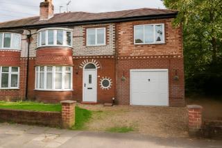 Bright 4BR Home with Garden with Free Parking and Sleeps up to 9 - 9