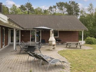 Holiday Home Lottje - 300m from the sea by Interhome - 2