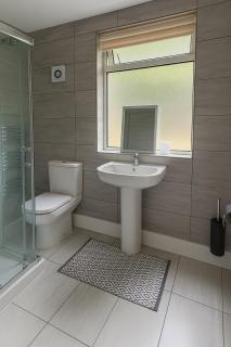 Modern 4 bed House with Free Parking - 9