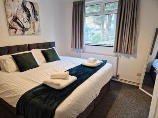 Modern 4 bed House with Free Parking - 8