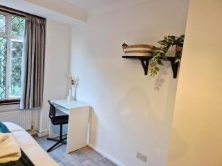 Modern 4 bed House with Free Parking - 7