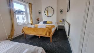 Cosy bright 4 bed house 11mins from Cardiff centre - 6