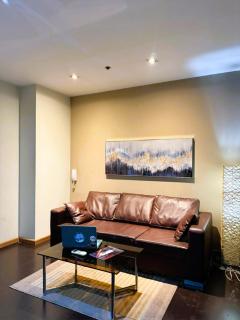 Makati Penthouse 2 bedroom with balcony City View - 9