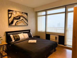 Makati Penthouse 2 bedroom with balcony City View - 8