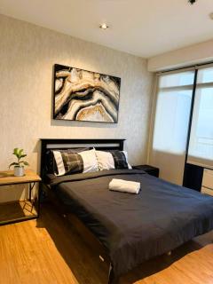 Makati Penthouse 2 bedroom with balcony City View - 6
