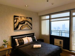Makati Penthouse 2 bedroom with balcony City View - 5