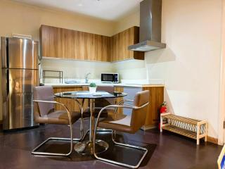 Makati Penthouse 2 bedroom with balcony City View - 3