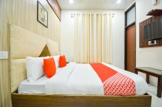 OYO Hotel Gold - 2