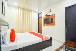 OYO Hotel Gold - 4