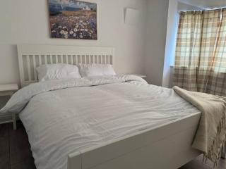 Cosy 3 Bedroom Home, Parking & Bus - 8