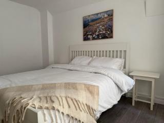 Cosy 3 Bedroom Home, Parking & Bus - 3