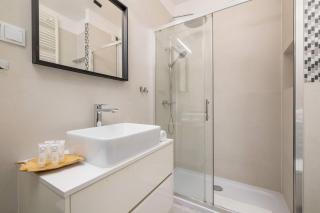 Light Grey Apartment in Cracow with Furnished Balcony by Noclegi Renters - 7