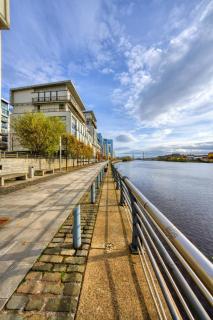 Lovely 2 bed Water Front Apartment - 4