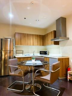 Makati city 2 bedroom penthouse with balcony - 8