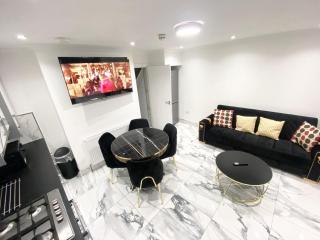 THE ROYAL BOUTIQUE MAYFAIR LODGE bY LONDON , SLEEP 8 - 0